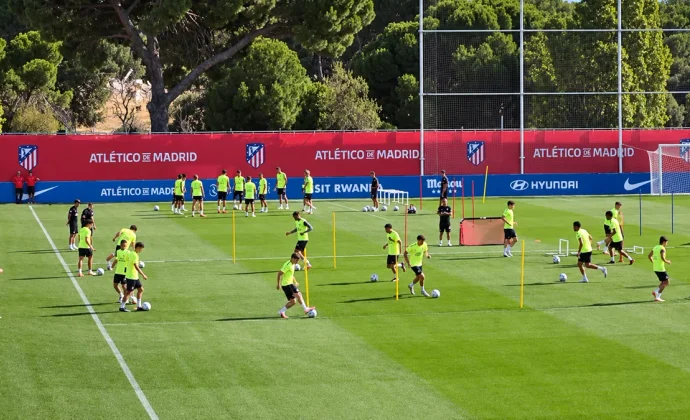 Jonathan David entrena con normalidad y Sorloth es la única baja para preparar el partido de Anfield