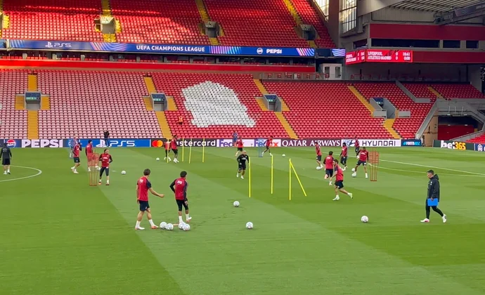 El Atlético se ejercita en Anfield sin Sørloth ni Arnau Ortiz