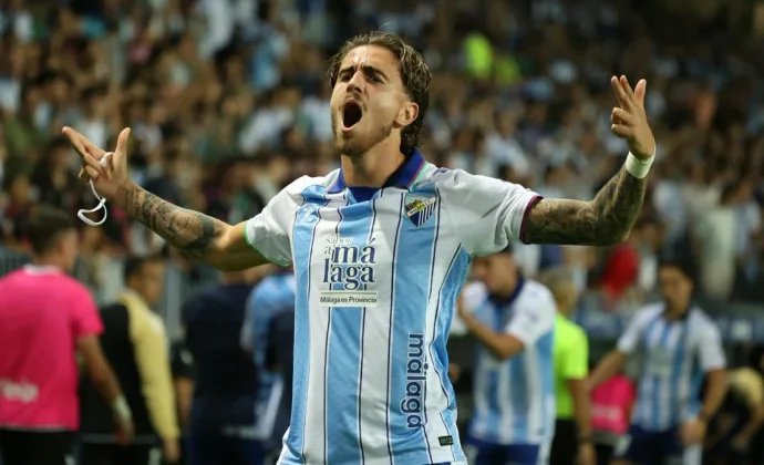 Niño sigue golpeando la puerta